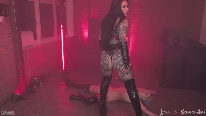 Screenshot 8 from Yaramaz trans kız sürtük için bedensel ceza - testis patlatma, kırbaçlama, dövme, yüze oturma