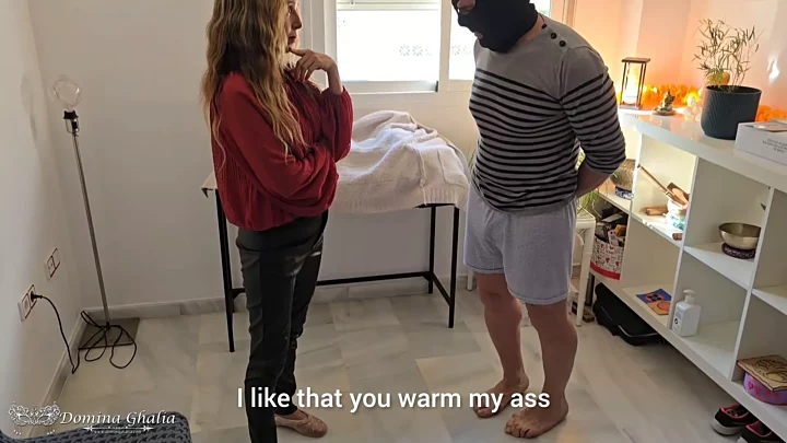 Screenshot 1 from Domina Ghalia'nın Terlik, El ve Kemerle Şaplak Atması