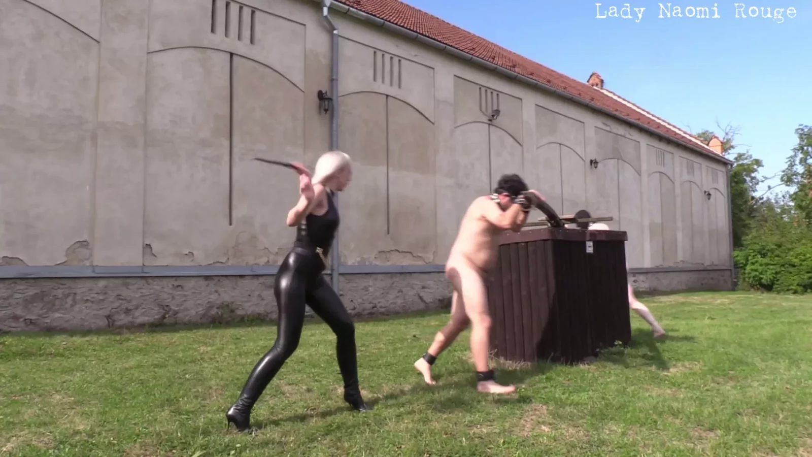 Video abspielen: Öko-Kraft-Kerker: Arbeitserniedrigungspeitsche