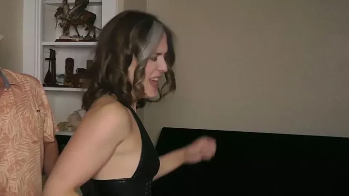 Screenshot 7 from Emily Ford la Deslizadora Astuta baila con chaparreras sin fondillo, mientras la azotan con un látigo de cola partida.