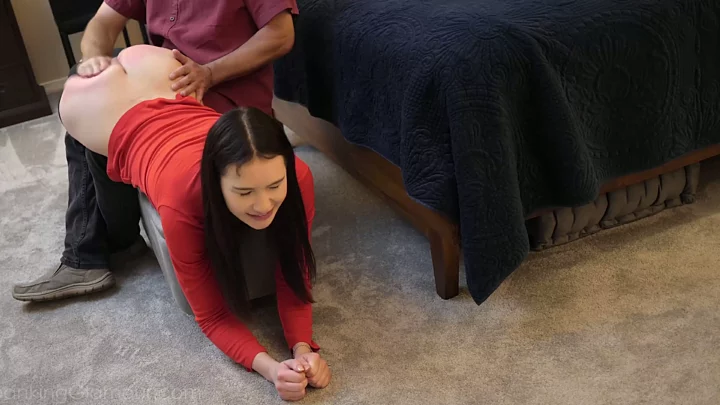 Screenshot 2 aus Glamouröses Spanking-Session: Matty & Lila