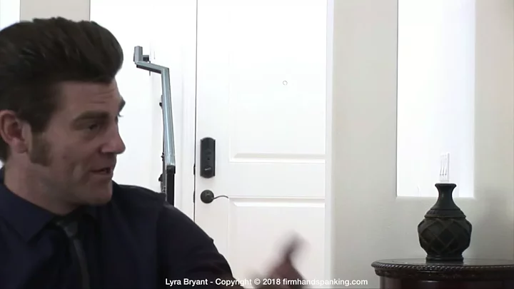 Screenshot 1 from Fuertes chillidos de Lyra Bryant mientras se retuerce por una nalgada con un cepillo para el cabello