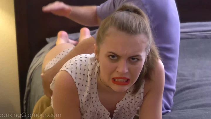 Screenshot 6 aus Spanking Glamour: Selina Bentz wird versohlt