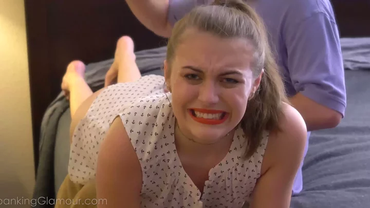 Screenshot 7 aus Spanking Glamour: Selina Bentz wird versohlt
