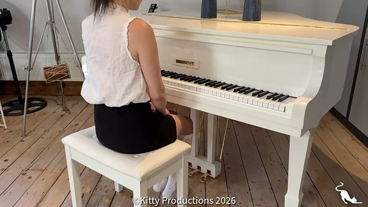 Screenshot 2 from Strict Piano Lesson: Kinia Gets Strapped