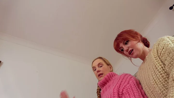 Screenshot 4 from İki Sıkı Kadın Kazaklarla Seni Şaplaklıyor