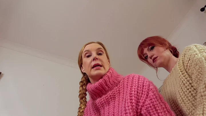 Screenshot 5 from İki Sıkı Kadın Kazaklarla Seni Şaplaklıyor