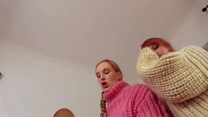 Screenshot 6 from İki Sıkı Kadın Kazaklarla Seni Şaplaklıyor
