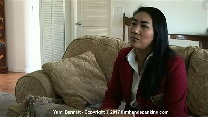 Screenshot 1 aus Yumi Bennett: Nacktpo-Versohlung durch den Schulleiter