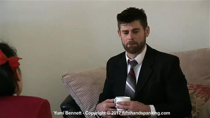 Screenshot 2 aus Yumi Bennett: Nacktpo-Versohlung durch den Schulleiter