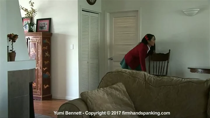Screenshot 3 aus Yumi Bennett: Nacktpo-Versohlung durch den Schulleiter