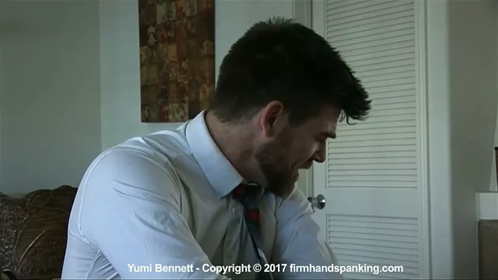 Screenshot 5 aus Yumi Bennett: Nacktpo-Versohlung durch den Schulleiter